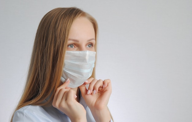 Mujer con mascarilla médica