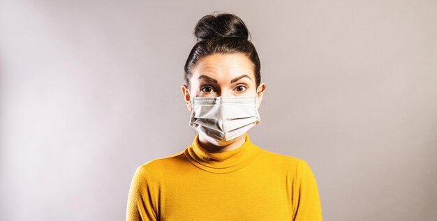 Mujer con mascarilla de protección contra el brote de coronavirus COVID-19. Equipo preventivo del personal médico del panorama pancarta.