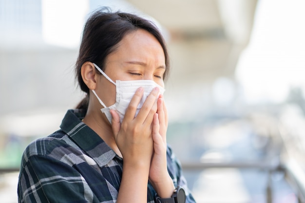 Mujer con mascarilla protege el filtro contra la contaminación del aire (PM2.5)