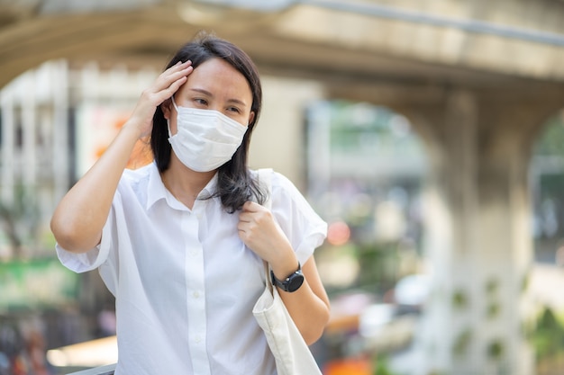 Mujer con mascarilla protege el filtro contra la contaminación del aire (PM2.5)