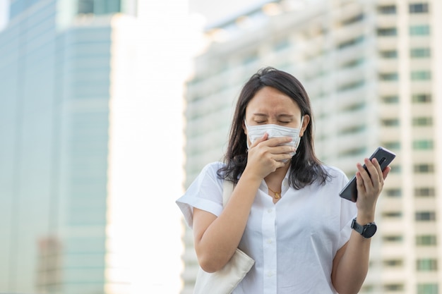 Mujer con mascarilla protege el filtro contra la contaminación del aire (PM2.5)