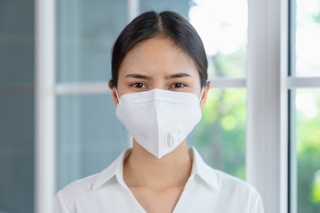 Mujer con mascarilla protege de gérmenes o virus en el aire.