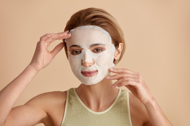 Mujer Mascarilla Retrato De Hermosa Chica Aplicar Cosmética Textil Blanco Mascarilla