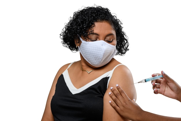 Mujer con mascarilla siendo vacunada covid-19