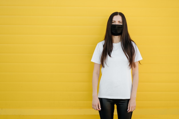 Foto mujer con mascarilla