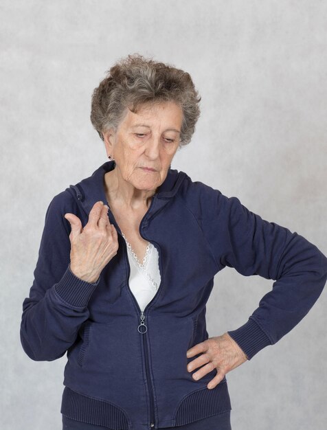 Foto mujer mayor entre 70 y 80 años realiza alguna actividad física