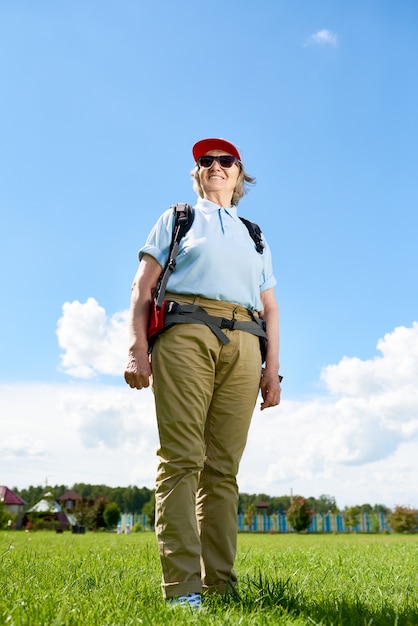 Mujer mayor activa disfrutando de viaje de senderismo