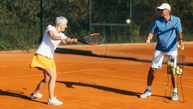 Mujer mayor activa practicando tenis