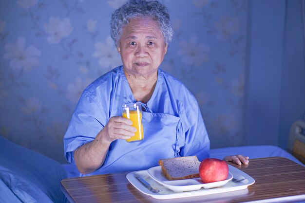 Mujer mayor asiática paciente desayunando en el hospital