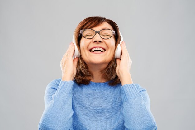 mujer mayor con auriculares escuchando música