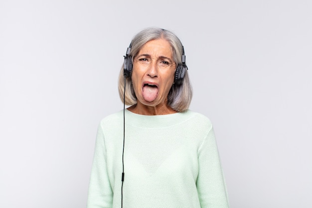 mujer mayor, con, auriculares