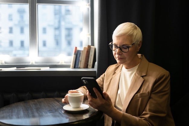 Foto mujer mayor, bebida, café, en, un, café