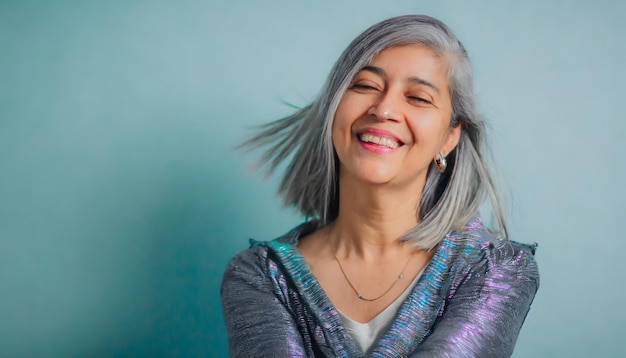 mujer mayor con cabello gris teñido en una actitud plena de satisfacción y empoderamiento