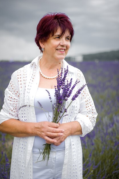 mujer mayor, en, el, campo lavanda