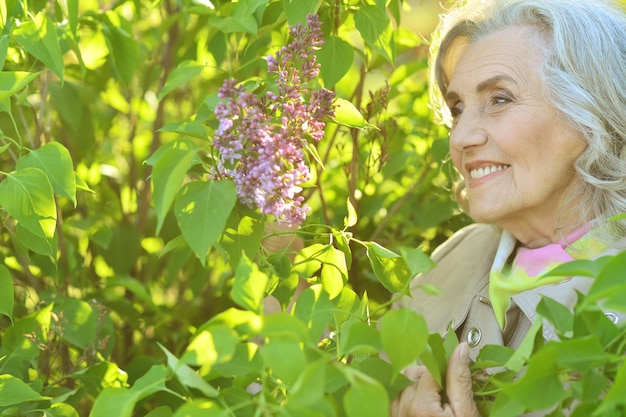 mujer mayor, cerca, árbol floreciente