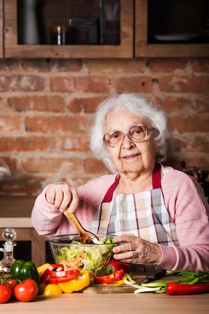 Foto mujer mayor, cocina