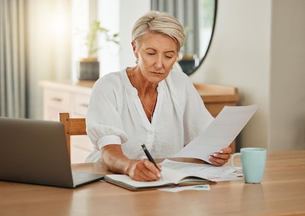 Mujer mayor con cuaderno escribiendo un plan de presupuesto para la jubilación y revisando documentos financieros Persona mayor con pluma y papeleo planeando ahorros de pagos bancarios financieros y haciendo contabilidad en el hogar