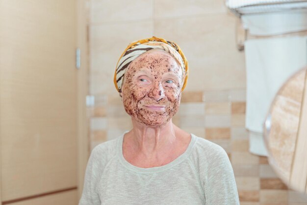 Foto una mujer mayor cuidando su cara.