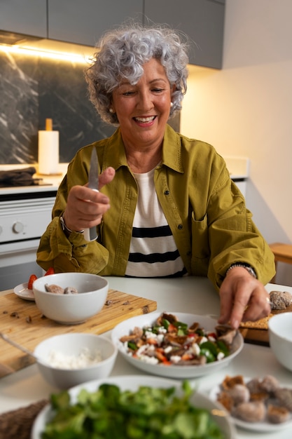 Foto mujer mayor disfrutando de un plato de higos caseros