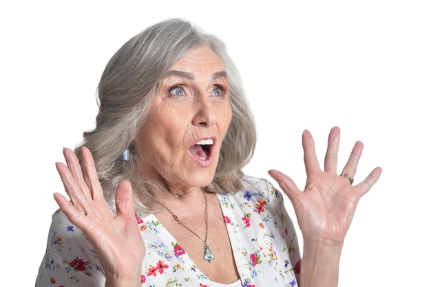 Mujer mayor feliz aislada sobre fondo blanco