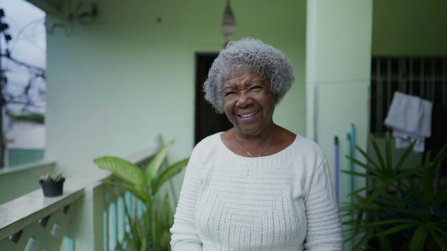 Mujer mayor feliz en los años 70 sonriendo y riendo