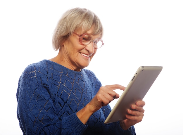 Mujer mayor feliz con ipad aislado