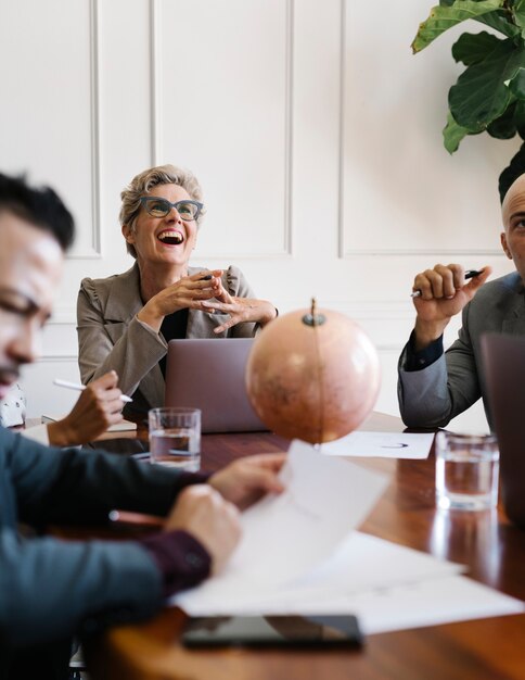 Mujer mayor feliz en una reunión de negocios