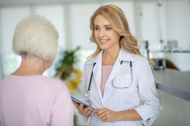 Mujer mayor hablando con el médico en la clínica