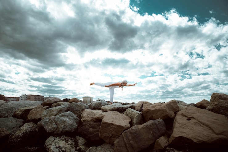 Foto mujer mayor, hacer, yoga, ejercicio, en, playa