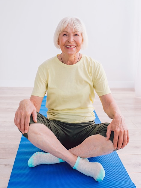 Foto mujer mayor, hacer, yoga, en línea, interior, anti edad, deporte, yoga, concepto