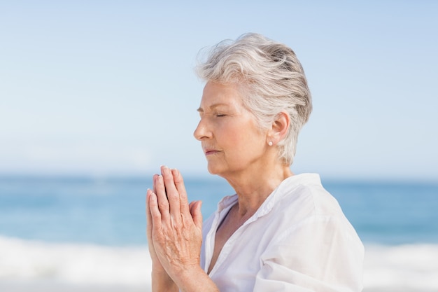 Mujer mayor, hacer, yoga