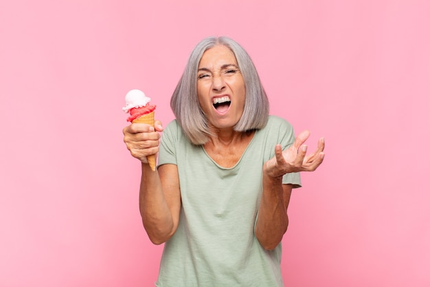 mujer mayor, con, un, helado