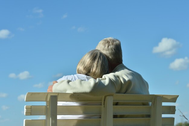 mujer mayor, y, hombre que sienta, en, banco