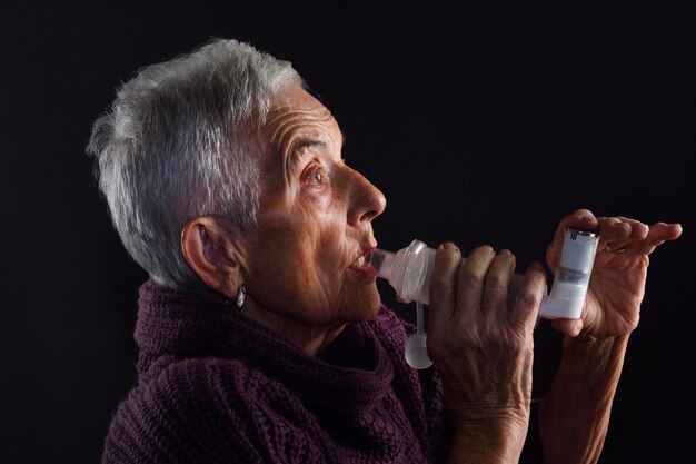 Mujer mayor con inhalador