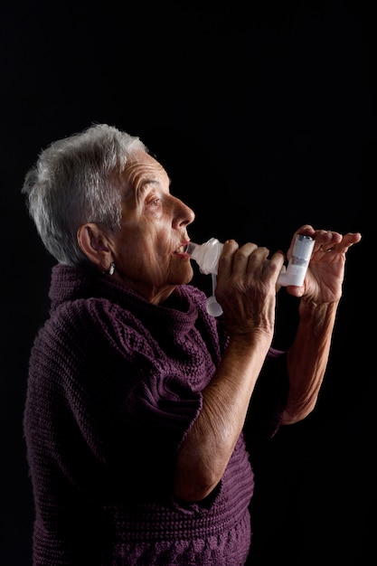 Mujer mayor con inhalador