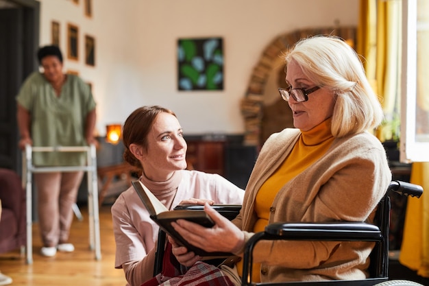 Mujer mayor, lectura, en, asilo de ancianos