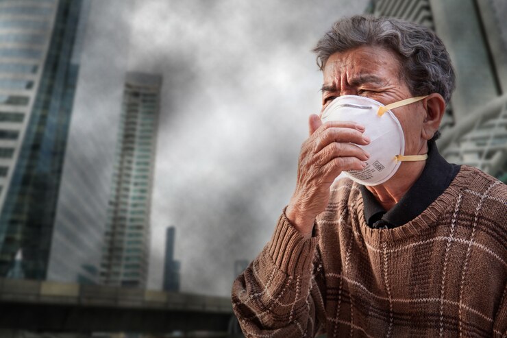Foto mujer mayor con una máscara de aire problema de contaminación del aire en la ciudad