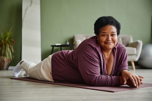 Mujer mayor negra disfrutando de entrenamiento en casa