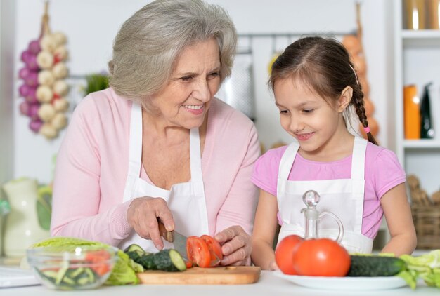 Mujer mayor, con, nieta, cocina, en, cocina