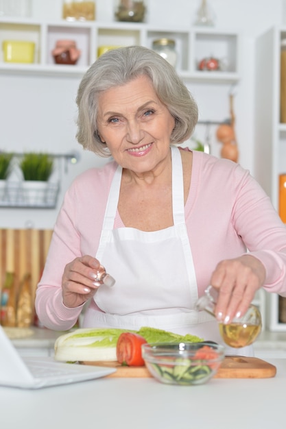 Foto mujer mayor, con, pelo gris, cocina, en, cocina