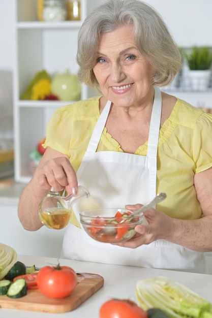 Foto mujer mayor, con, pelo gris, cocina, en, cocina