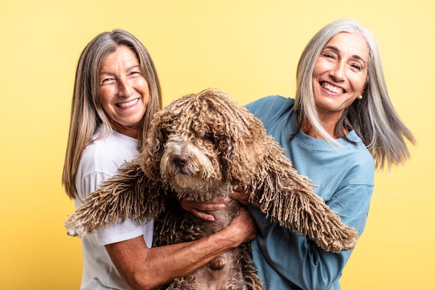 Mujer mayor de pelo gris. concepto de perro mascota