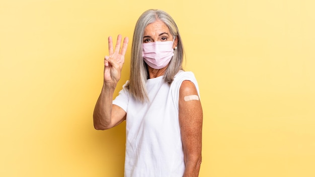 Mujer mayor de pelo gris. concepto de vacuna