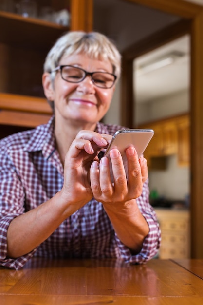 Mujer mayor que usa el teléfono para hacer una videollamada