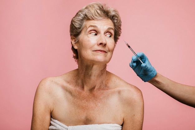 Mujer mayor recibiendo una inyección de botox