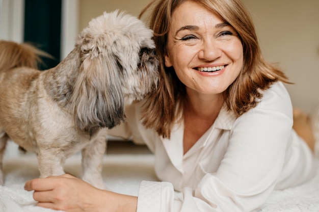 Foto mujer mayor, relajante, con, ella, perro