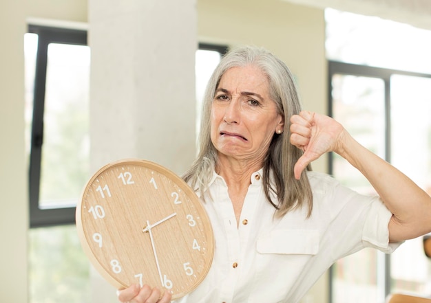 Foto mujer mayor con un reloj