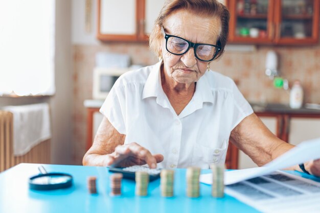 Foto mujer mayor revisando sus finanzas e inventos