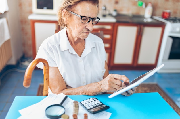 Mujer mayor revisando sus finanzas e inversiones