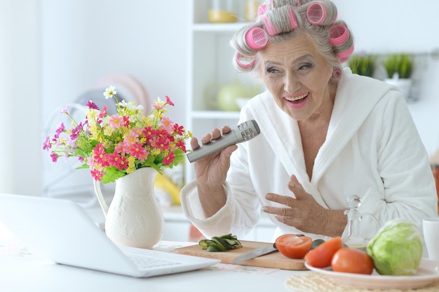 mujer mayor, en, rodillos de pelo